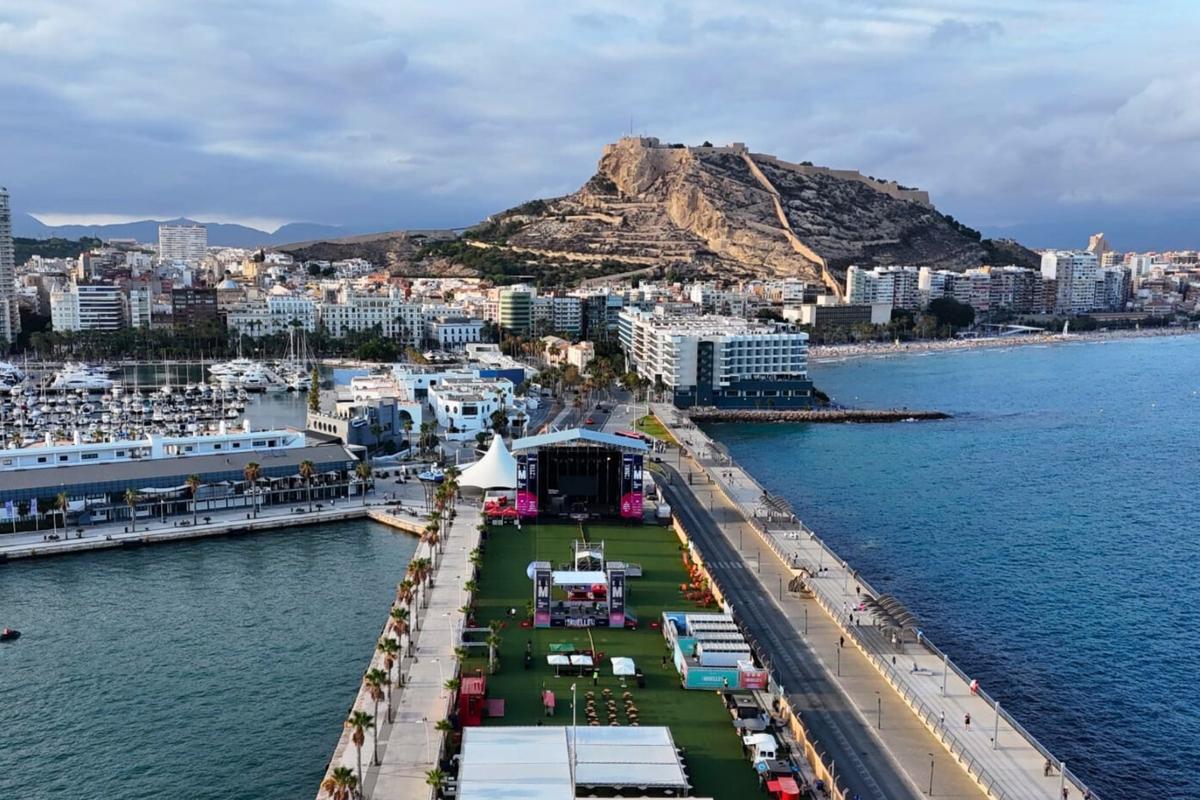 El recinto de El Muelle Live, con el Castillo de Santa Bárbara de fondo