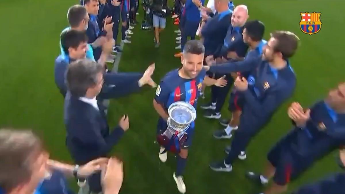 Jordi Alba y un pasillo histórico en su despedida del Barça