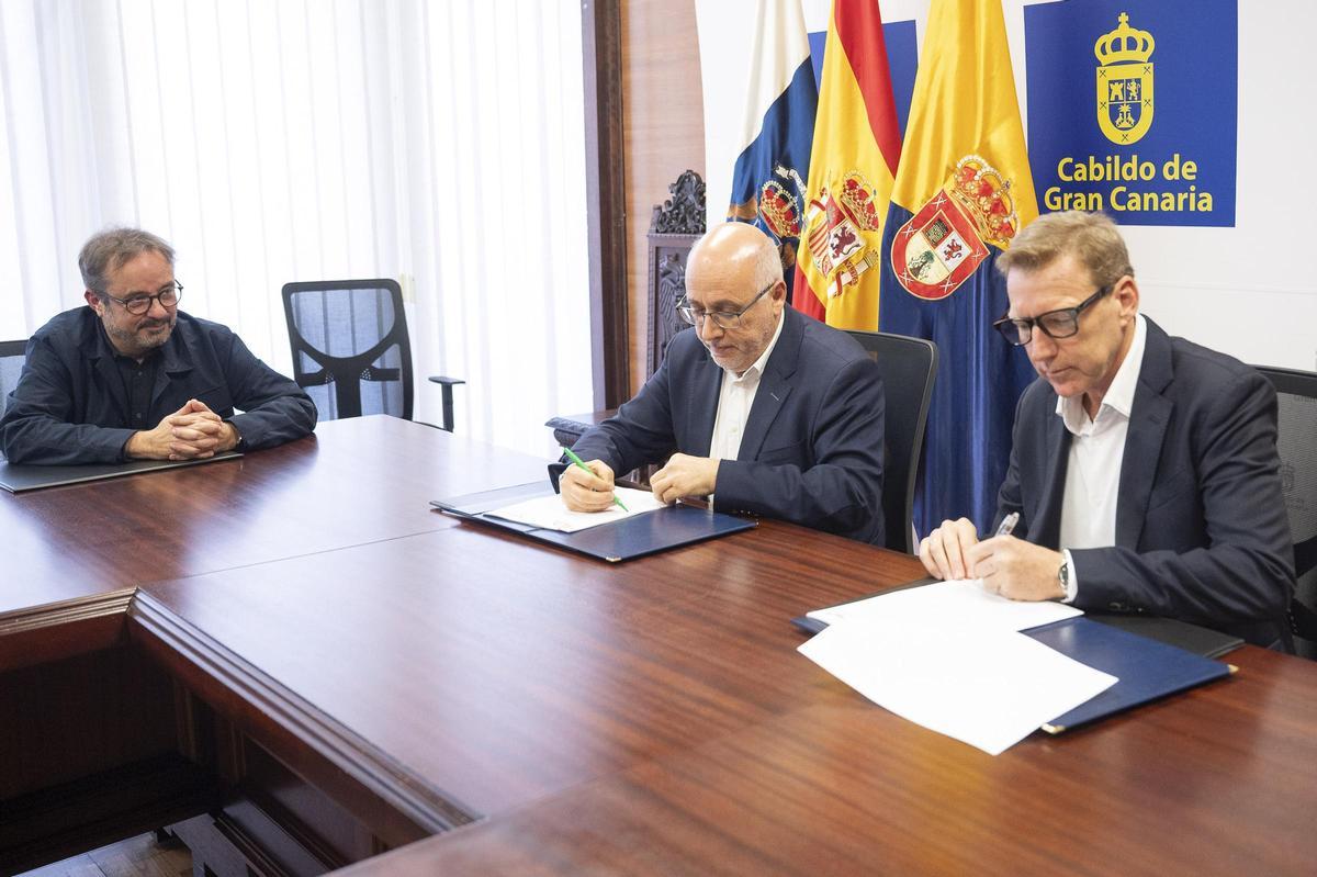 Firma del acuerdo entre el Cabildo y Naturgy Renovables