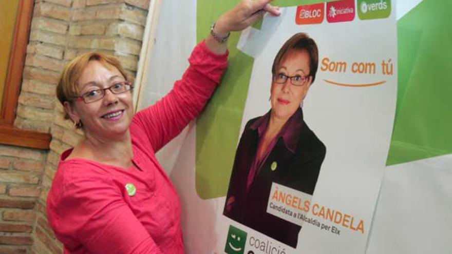 Ángeles Candela, ayer, con su cartel electoral.