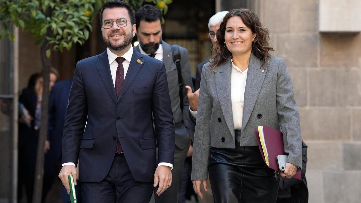 El president Pere Aragonès y la consellera Laura Vilagrà este martes dirigiéndose a la reunión del Govern.