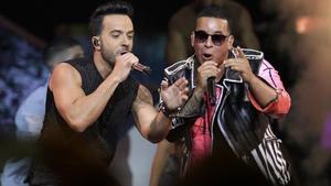 Luis Fonsi y Daddy Yankee durante su actuación en los premios Billboard 2017