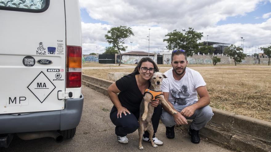Galería | De Chiclana de la Frontera a Cáceres con su perro Paco para ver a Robe