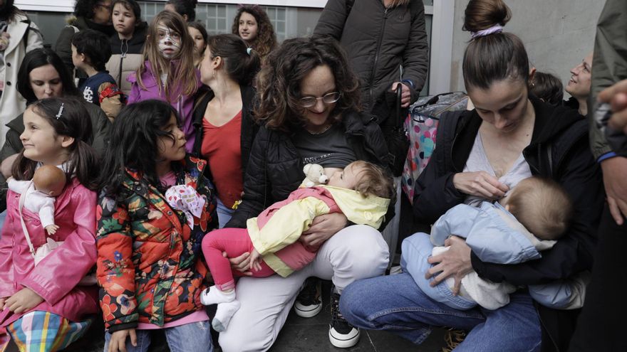 &quot;Tetada&quot; de protesta para recuperar la sala de matronas en Puerta de la Villa