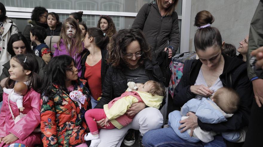 &quot;Tetada&quot; de protesta en Gijón para recuperar la sala de matronas en Puerta de la Villa: &quot;Es fundamental para nuestro bienestar&quot;