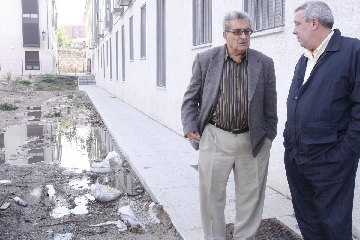 De la Peña, con Carlos Hernández (PSOE), en ese momento, portavoz municipal en la oposición.