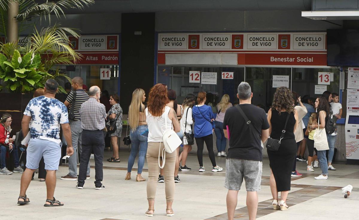 Colas en la lonja del Concello de Vigo para solicitar las becas municipales de libros, material escolar y comedor el curso pasado