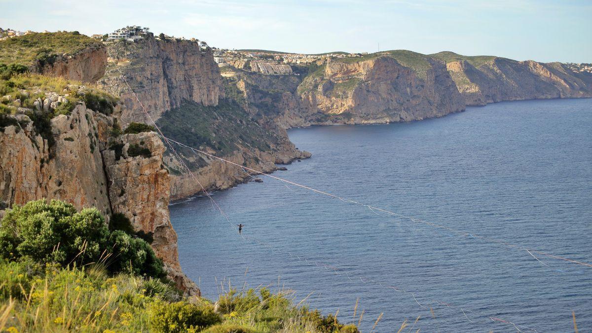 Las cintas y un equilibrista en el espectacular paisaje de acantilados de Moraira y el Poble Nou de Benitatxell