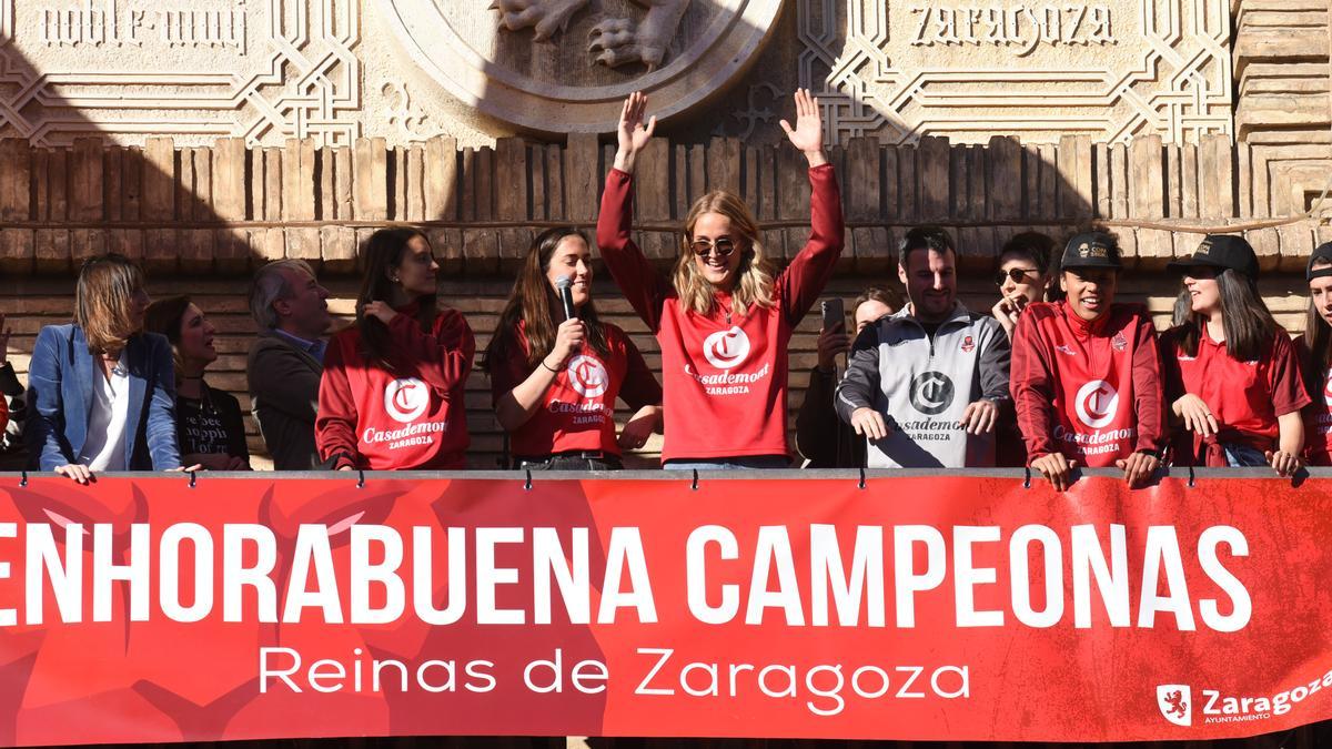 Leo Fiebich saluda a la afición desde el balcón del Ayuntamiento de Zaragoza este lunes.