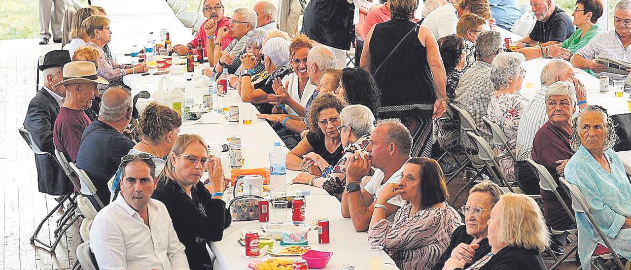 Antics veïns de Montjuïc entaulats abans del dinar popular.