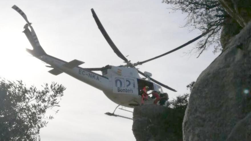 Moment del rescat dels Bombers a l&#039;escaladora d&#039;Amer aquest diumenge 13 de desembre de 2020