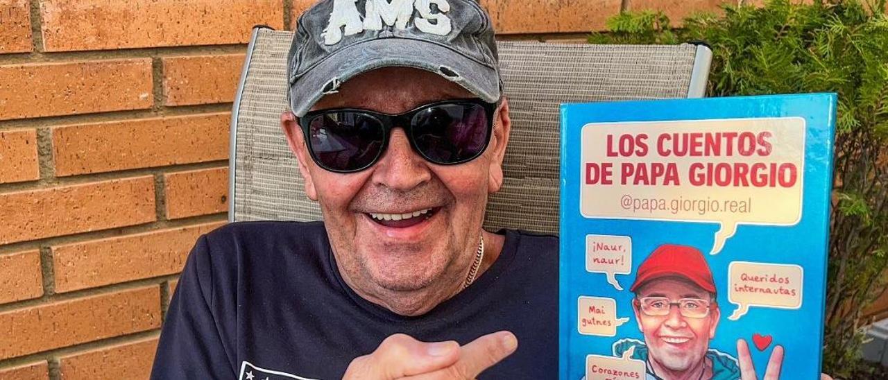 Jordi Carrillo, àlies Papa Giorgio, amb una còpia de &quot;Los cuentos de Papa Giorgio&quot;