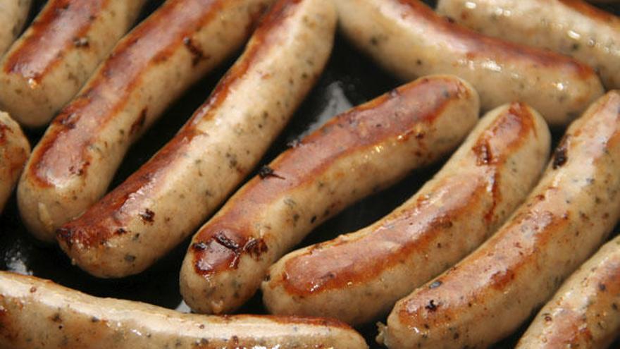 Las carnes procesadas pueden aumentar el riesgo de cáncer de colon, según la OMS.