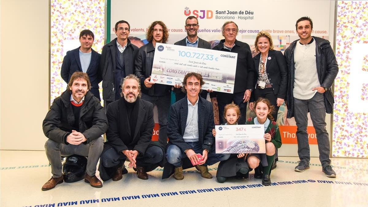 Puyol entrega el cheque al Hospital Sant Joan de Déu.