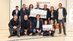 Puyol entrega el cheque al Hospital Sant Joan de Déu.