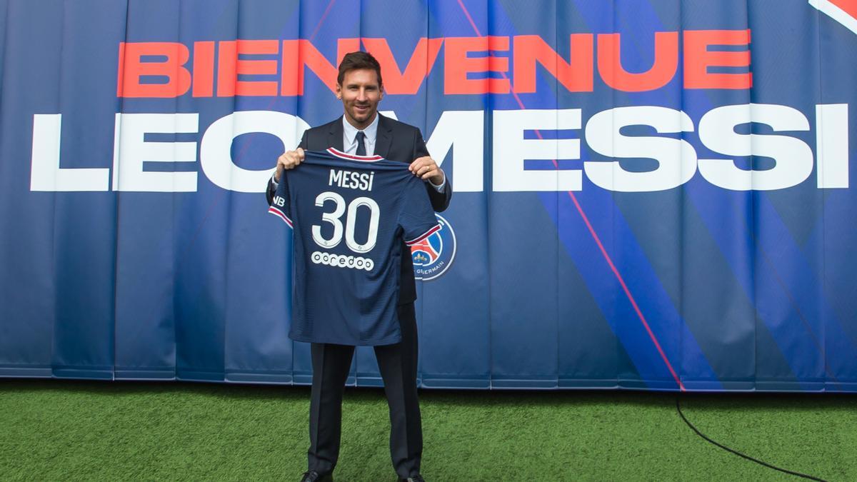 Leo Messi lluint la seva nova samarreta amb el PSG