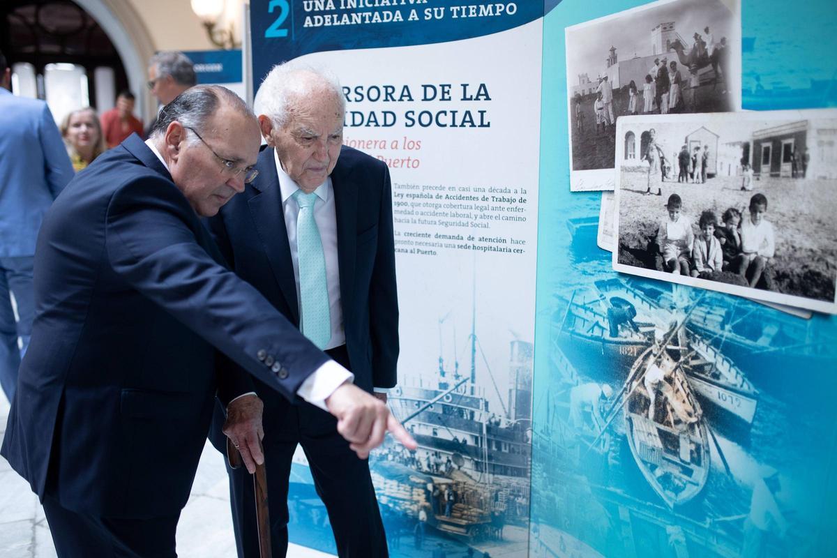 El nieto y bisnieto del fundador del Hospital San José, José Antonio Apolinario Cambreleng y José Luis Apolinario Hidalgo, recorren la exposición ubicada en la entrada del Gabinete Literario.