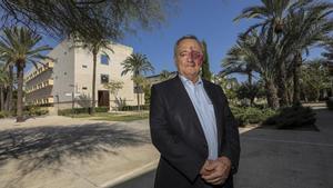 El bioquímico y científico español, Mariano Barbacid, en los exteriores de la Universidad Miguel Hernández de Elche.