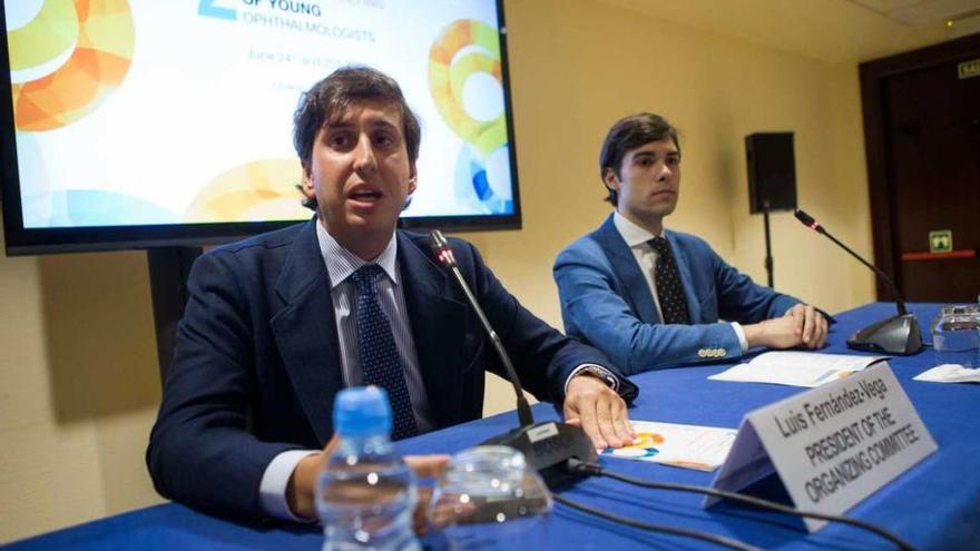 Luis Fernández-Vega Cueto, a la izquierda, e Ignacio Rodríguez Uña, durante la rueda de prensa de ayer.