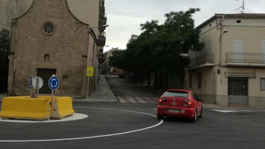 Un cotxe passant per la nova rotonda i pujant pel carrer Joan XXIII, que ha canviat de sentit.