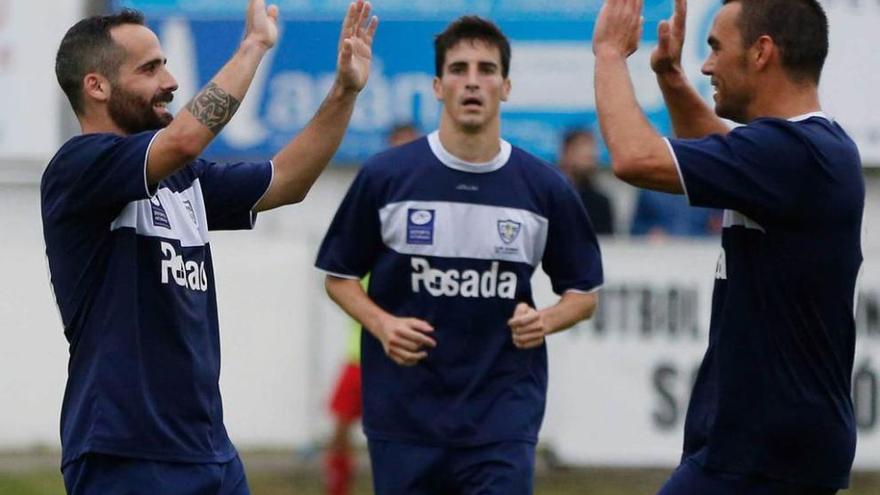 Geni felicita a Omar Sampedro por el tercer gol del Marino, con el autor del 1-0, Omar Álvarez, en el centro.