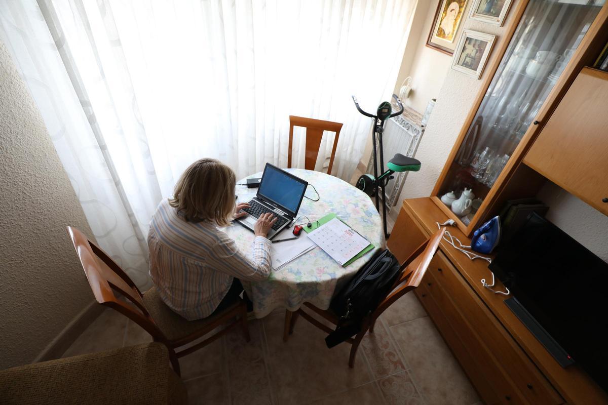 Imagen de archivo de una mujer teletrabajando en casa en los tiempos de las restricciones sanitarias por la pandemia de la covid-19.