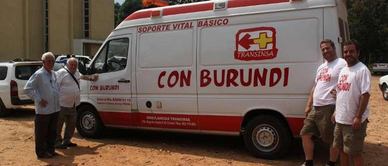 Desde la izquierda, Arconada, Fueyo y los Menéndez, junto a la ambulancia.