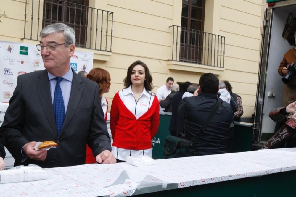 Reparto de pasteles de carne en la plaza del Romea