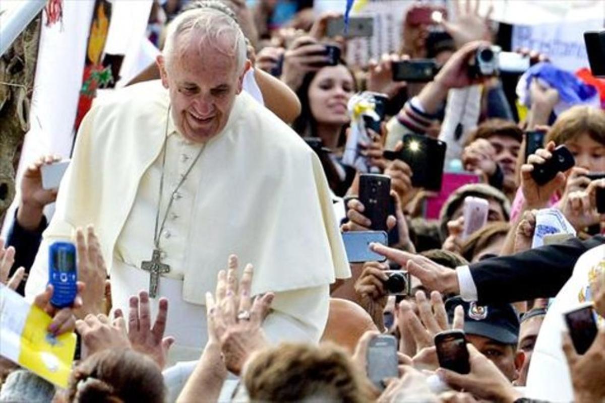 El papa Francesc es dóna un bany de masses al Paraguai, ahir.