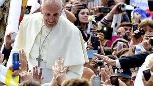 El papa Francesc es dóna un bany de masses al Paraguai, ahir.