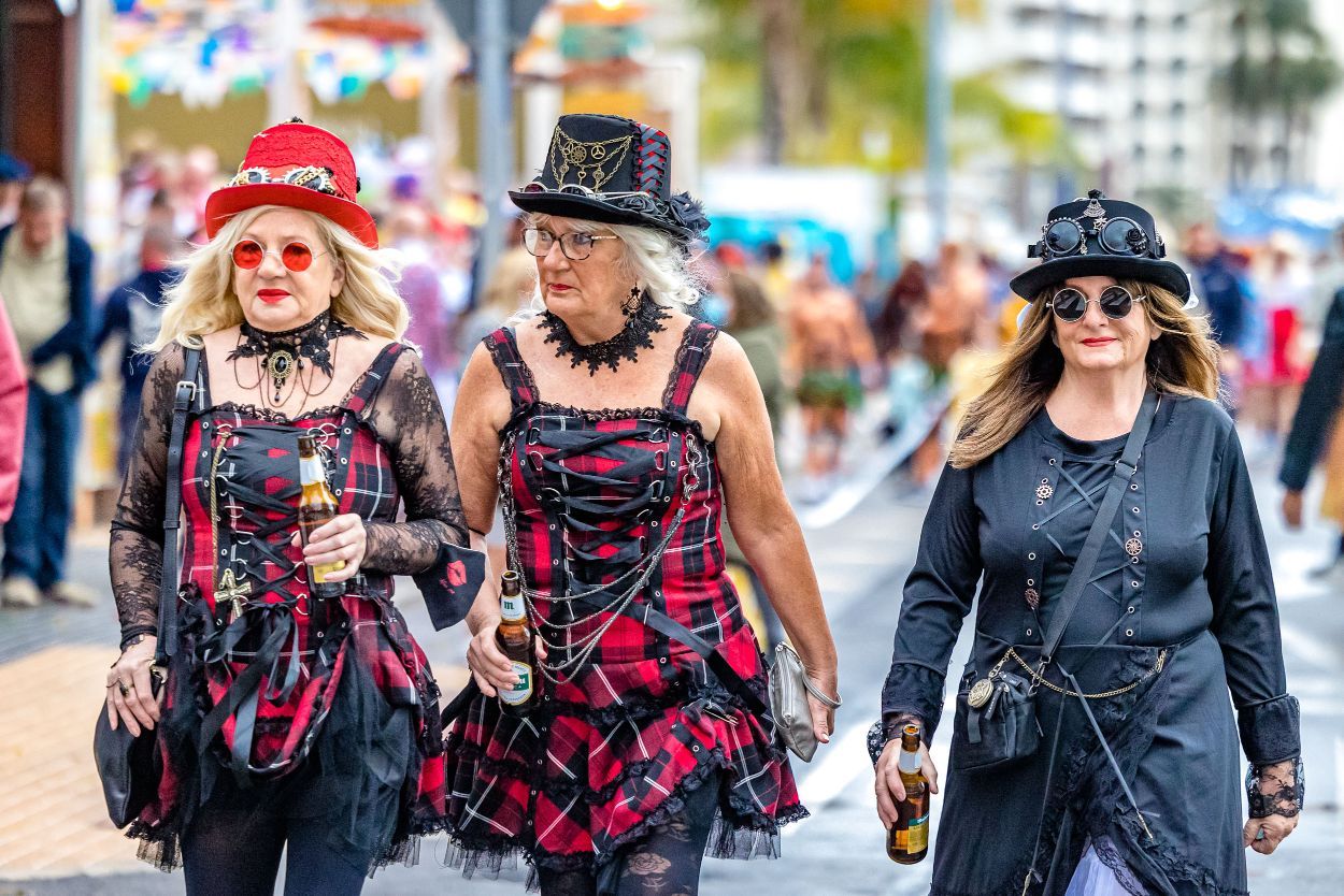 Los británicos desafían a la lluvia y celebran su "Fancy Dress Party" en Benidorm