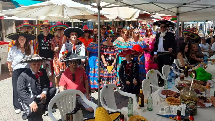 Grado comienza las fiestas de Santiago y Santa Ana con una exitosa comida en la calle con más de 2.000 asistentes bajo un sol abrasador: "Lo importante es pasarlo bien"
