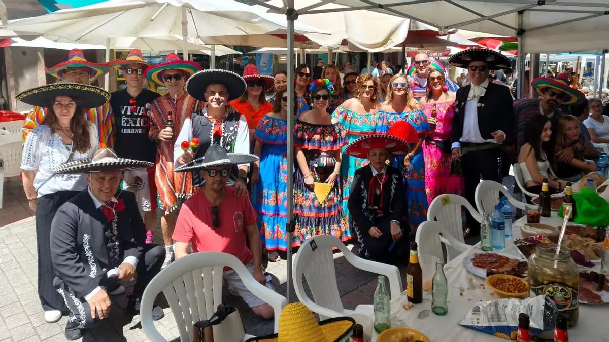 Una multitud en la comida en la calle de Grado, con más de dos mil personas bajo un sol abrasador: "Lo importante es pasarlo bien"