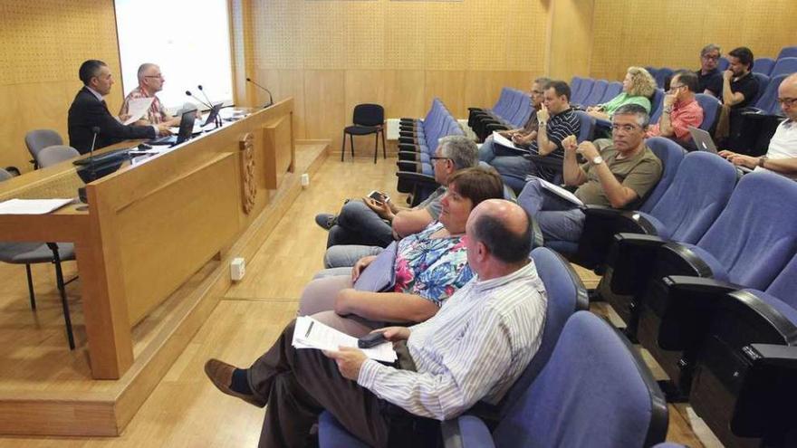 Una de las reuniones de la junta de titulación de Enxeñaría Aeroespacial en Ourense. // Iñaki Osorio