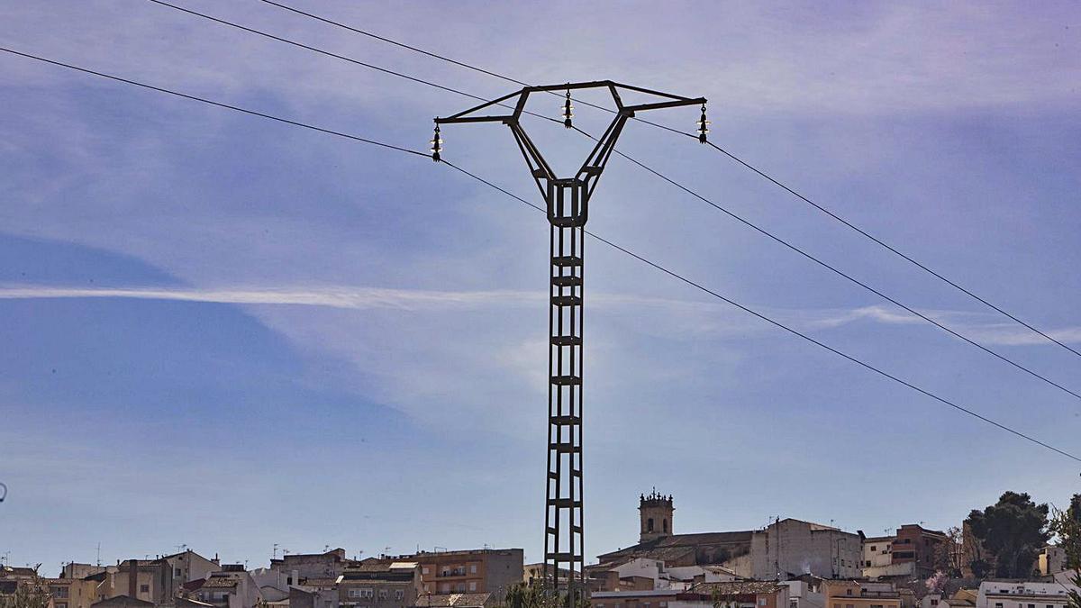 Una torre del tendido eléctrico ante el casco urbano de la Font de la Figuera, en una imagen de ayer | PERALES IBORRA