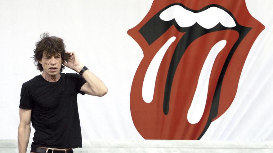 El cantante Mick Jagger, con el logotipo de The Rolling Stones. // Efe