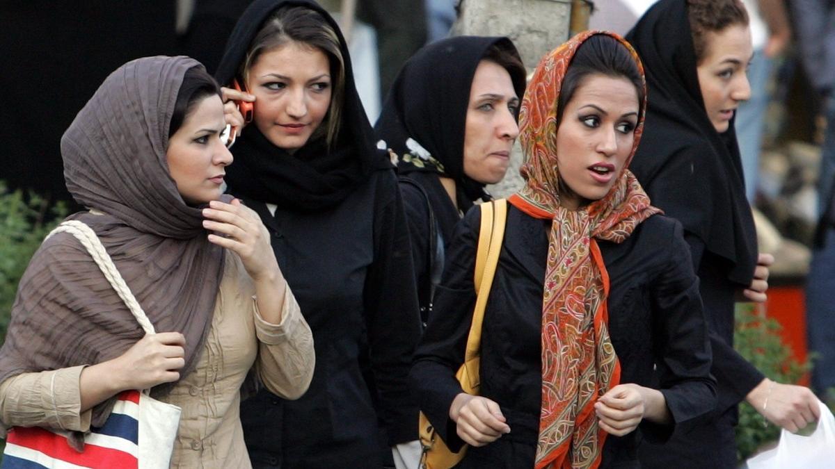 Mujeres iranís en una calle de la capital, Teherán, y llevando el velo.