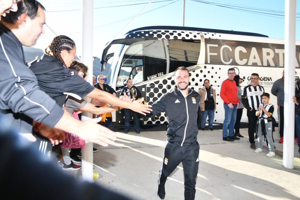 La afición del FC Cartagena despide a los jugadores antes del derbi