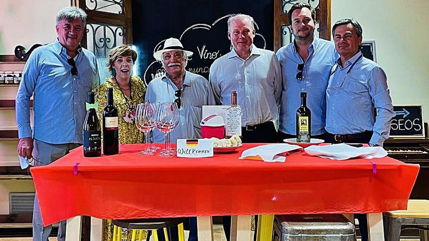 Responsables de la bodega con alemanes aficionados al vino. | Cedida