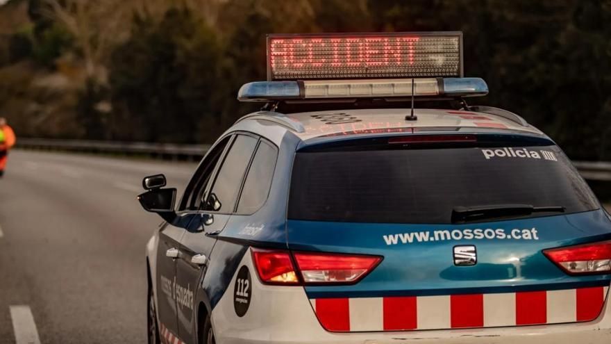 Una dona, ferida en quedar atrapada al cotxe en un accident a Solsona