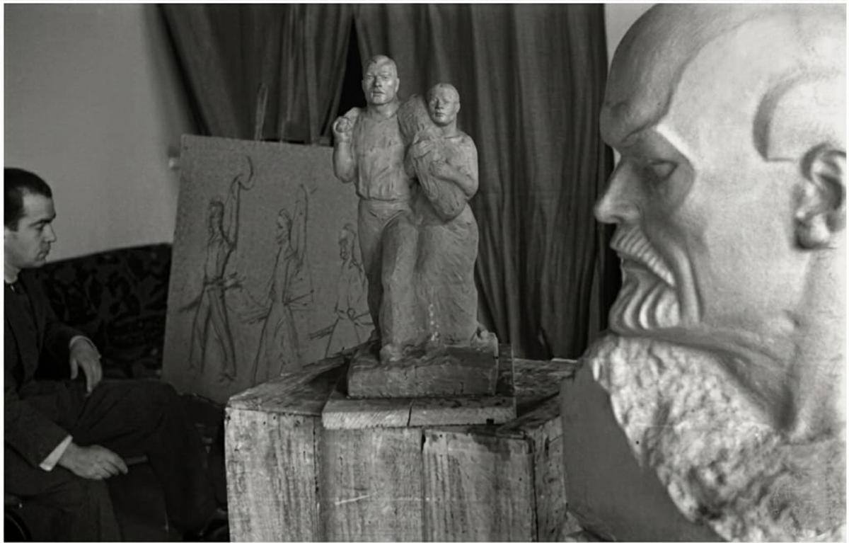 En primer plano el Lenin obra de Leuman. Al fondo, sentado, Manuel Rodríguez Lana "Marola".