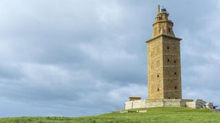 La reseña viral de un turista que se queja de la niebla en la Torre de Hércules: "Una vergüenza"