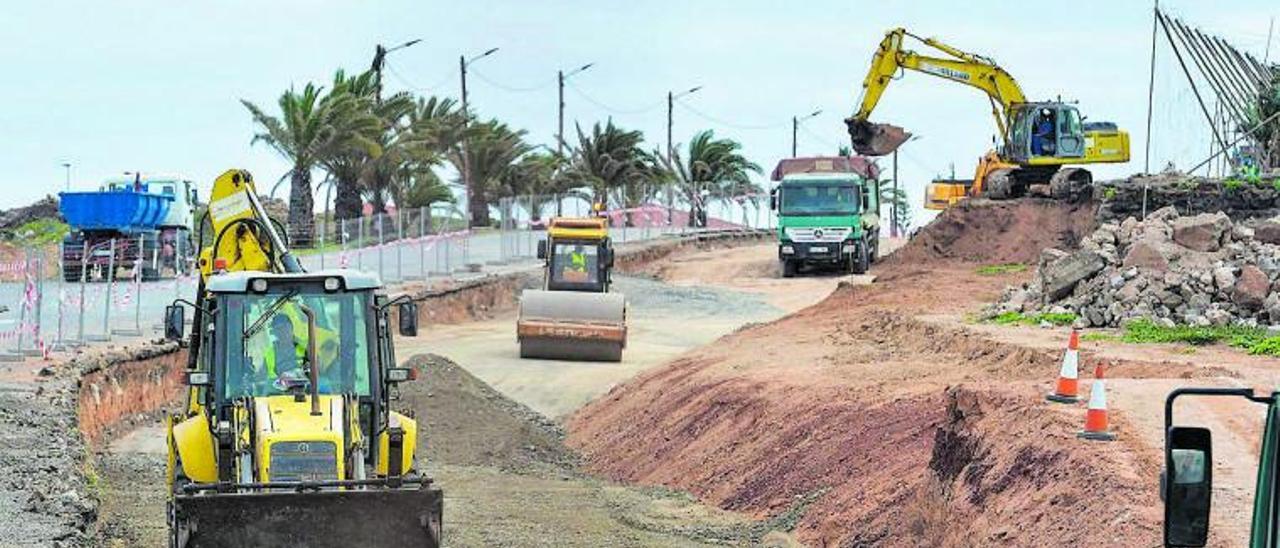 Trabajos en una carretera del Archipiélago.