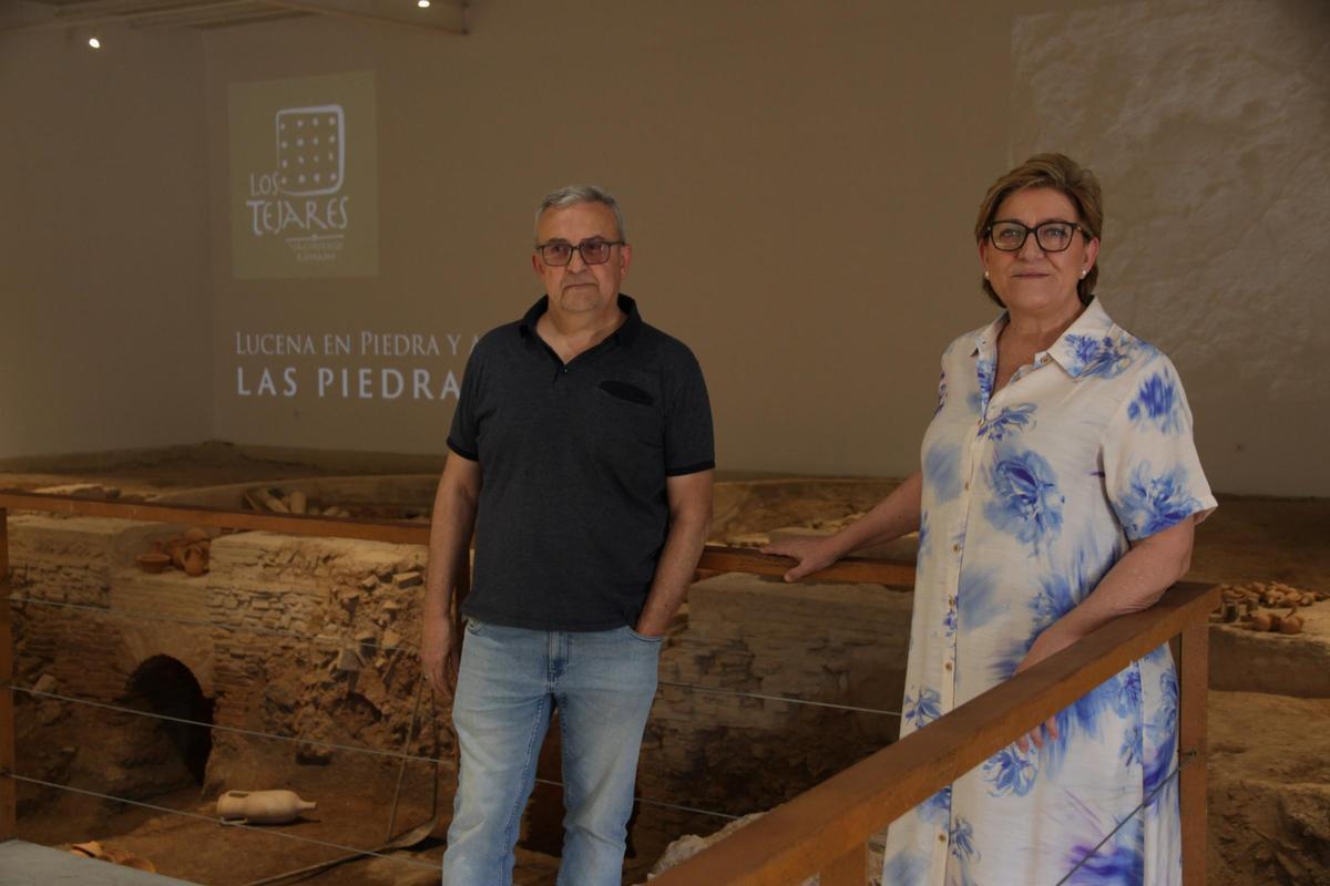 Daniel Botella y Charo Valverde, en el alfar romano del yacimiento de Los Tejares en Lucena.