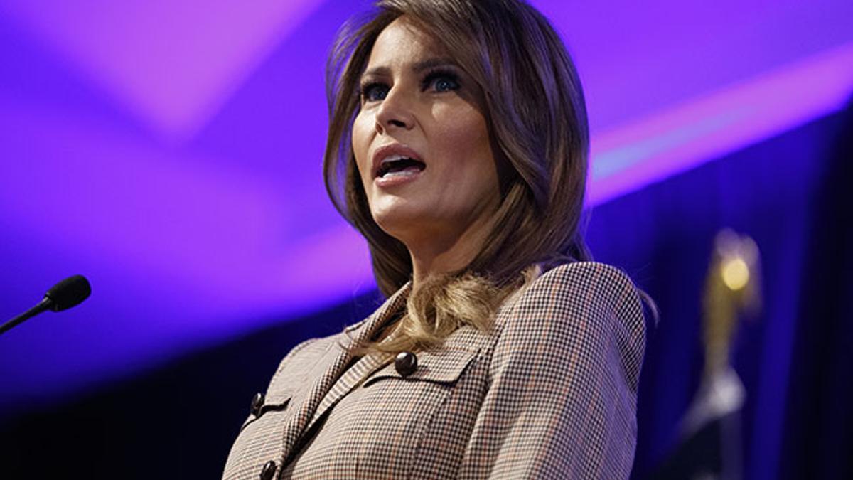 Melania Trump durante un discurso en un colegio