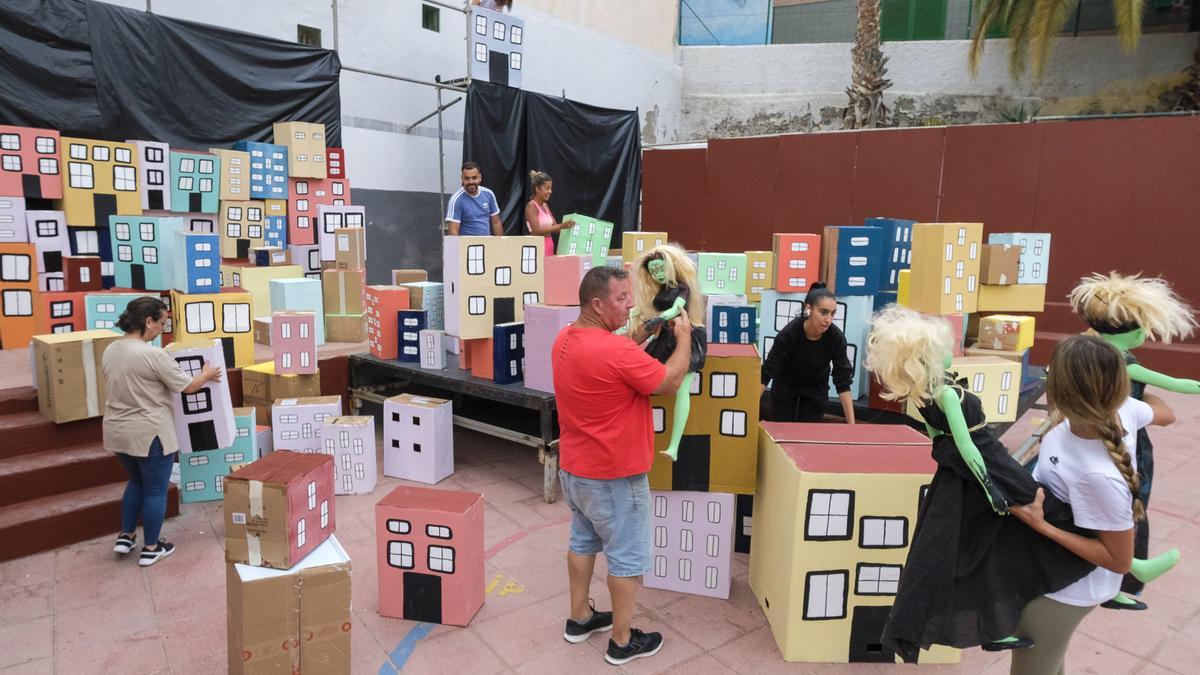Integrantes de la nueva comisión de fiestas del barrio de San Juan preparando el escenario en la plaza de Las Estrellas.