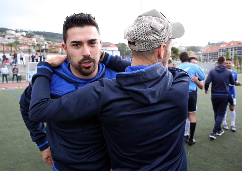 Los jugadores del Porriño celebran su ascenso a Tercera, con manteo a su entrenador Manuel Losada incluido.
