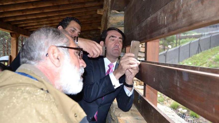 El consejero de Fomento y Medio Ambiente, Juan Carlos Suárez-Quiñones, trata de fotografiar a los lobos sueltos del Centro de Robledo.