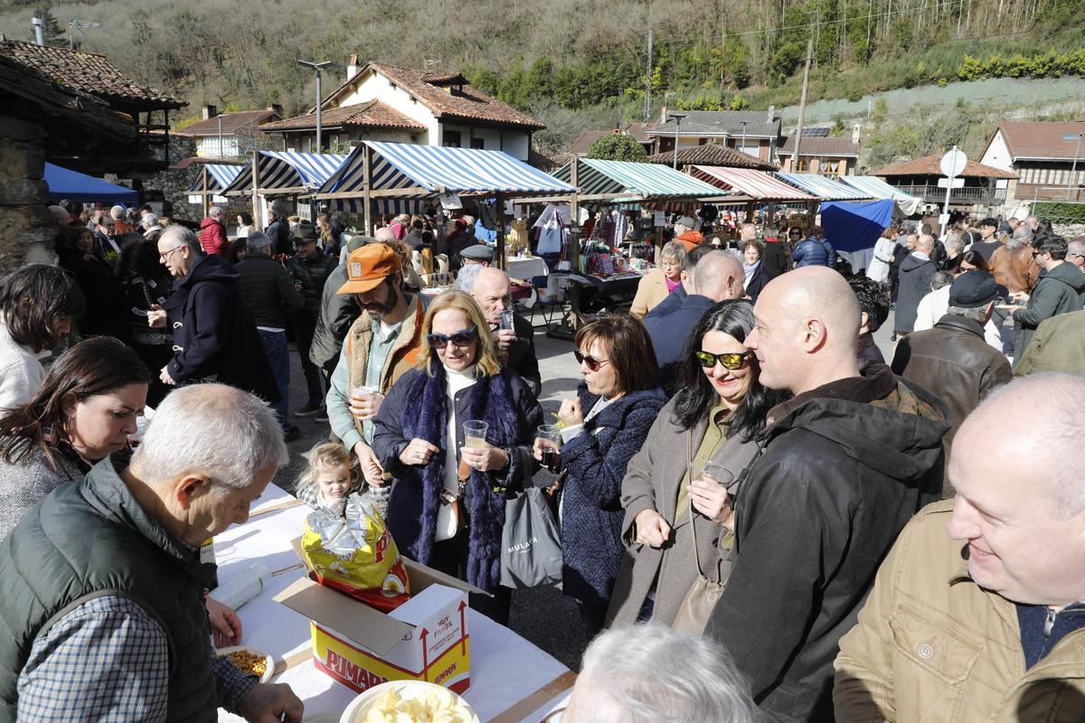 Asistentes al mercado artesanal en Bueño este domingo