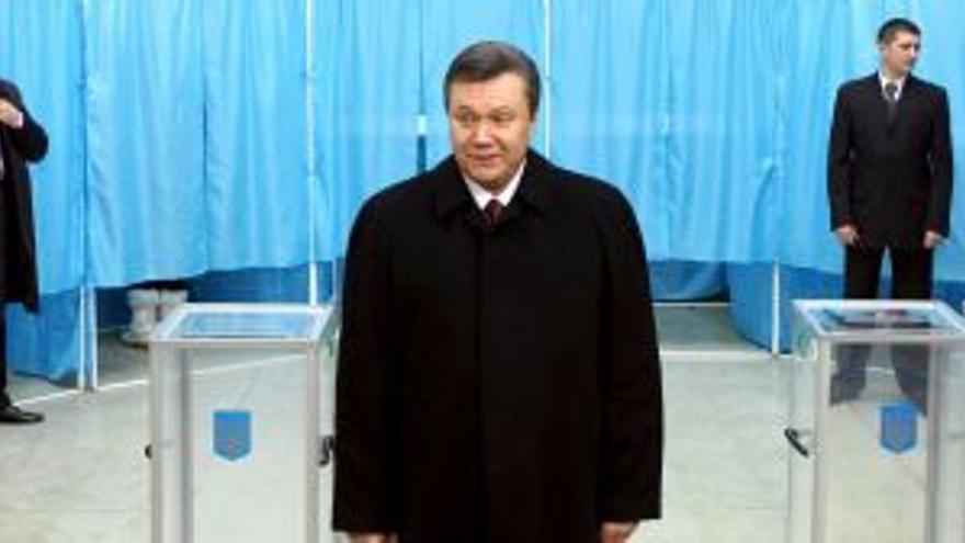 Los primeros escrutinios otorgan la presidencia de Ucrania a Yanukóvich